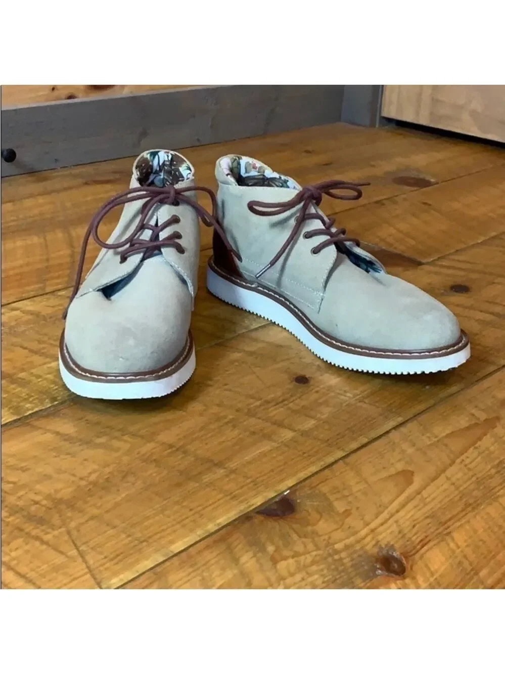 Globe Australia Daley tan suede chukka boots / shoes Size 8